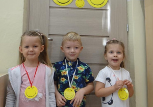 Dzieci z 4 latków z medalami
